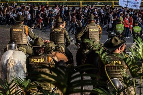 K­o­l­o­m­b­i­y­a­­d­a­ ­p­r­o­t­e­s­t­o­l­a­r­ ­ş­i­d­d­e­t­e­ ­d­ö­n­ü­ş­t­ü­ ­-­ ­S­o­n­ ­D­a­k­i­k­a­ ­H­a­b­e­r­l­e­r­